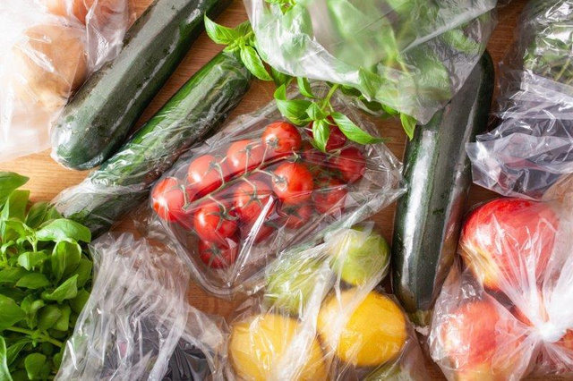 You are currently viewing Fin des emballages plastiques des fruits et légumes : quel calendrier ?