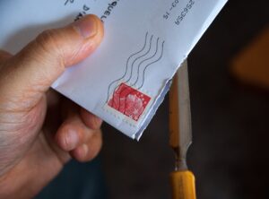 Lire la suite à propos de l’article Fin du timbre rouge : par quoi La Poste remplace la Lettre prioritaire ?