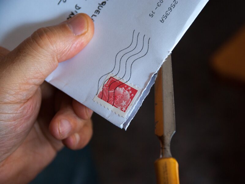 Fin du timbre rouge : par quoi La Poste remplace la Lettre prioritaire ?