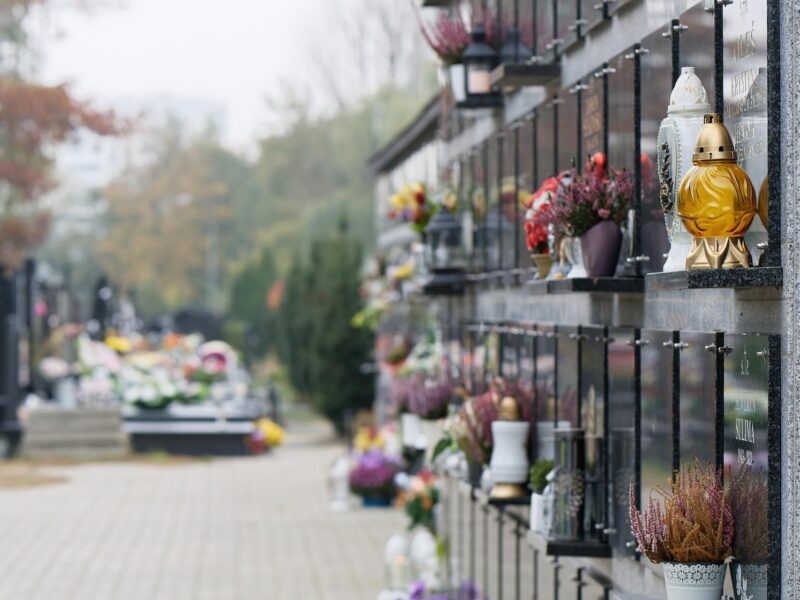 Peut-on enterrer un cercueil ou une urne dans une propriété privée ?